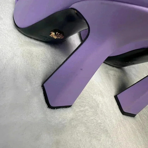 Versace SZ 7 Purple Gold Chain Heels Pumps - Picture 8 of 15